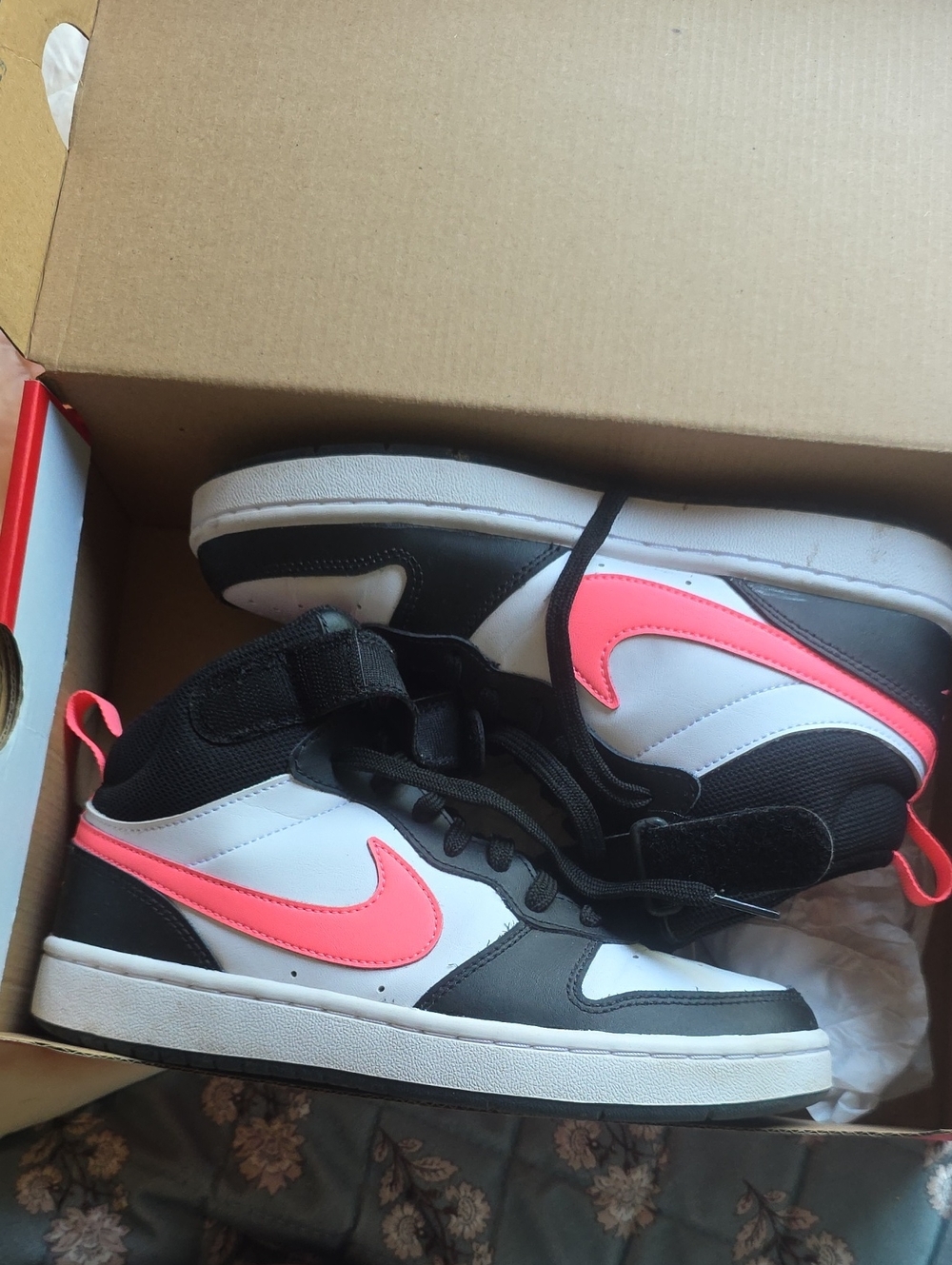 Nike size 6 Y High-Top Sneakers in Black, White & Neon Pink